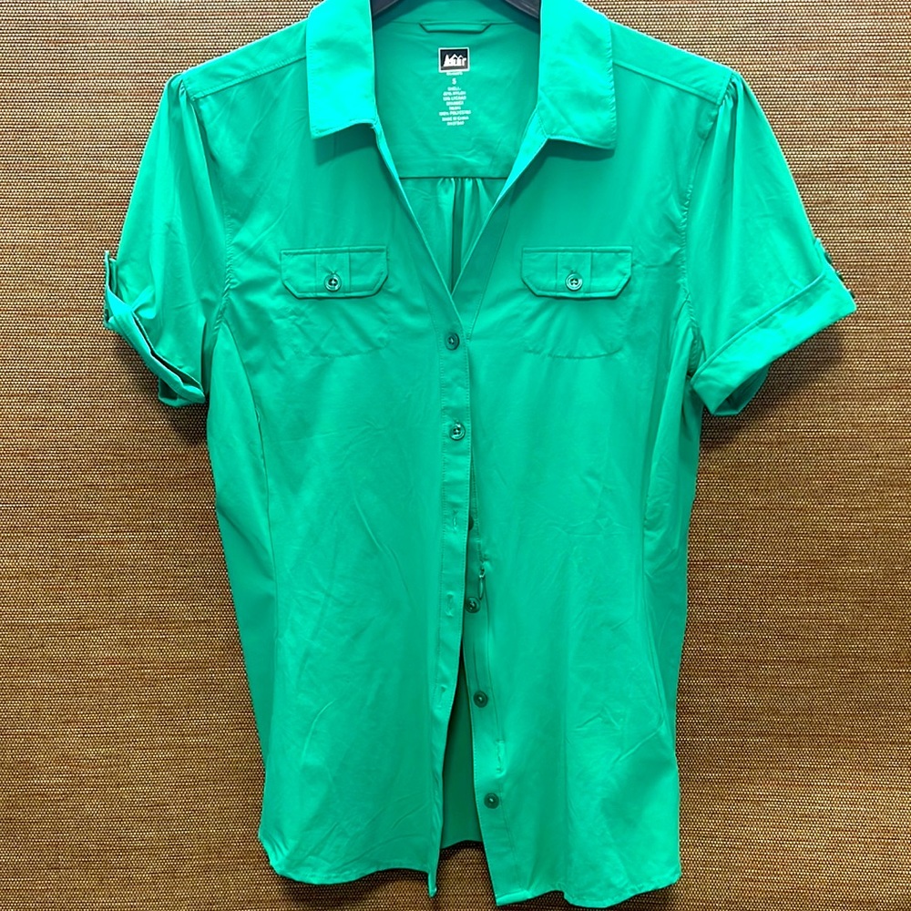 Rei as good as new polyester shirt